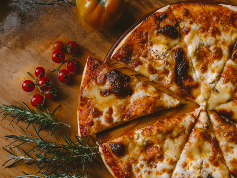 Erimiş peynirli dilimlenmiş pizza